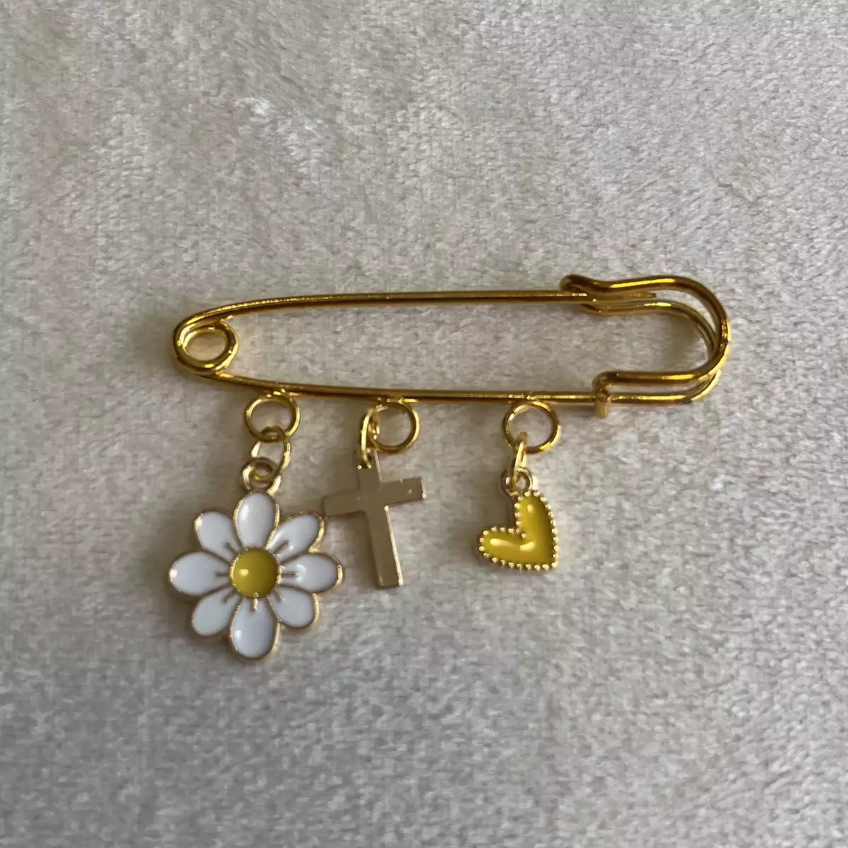 Broche fleur,  croix, cœur jaune