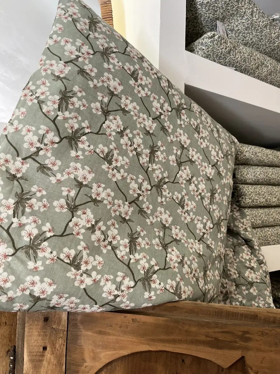 Coussin fleurs de cerisier vert clair