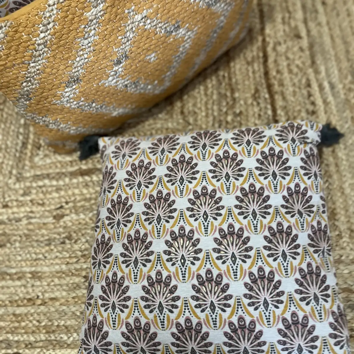Housse de coussin à pompons