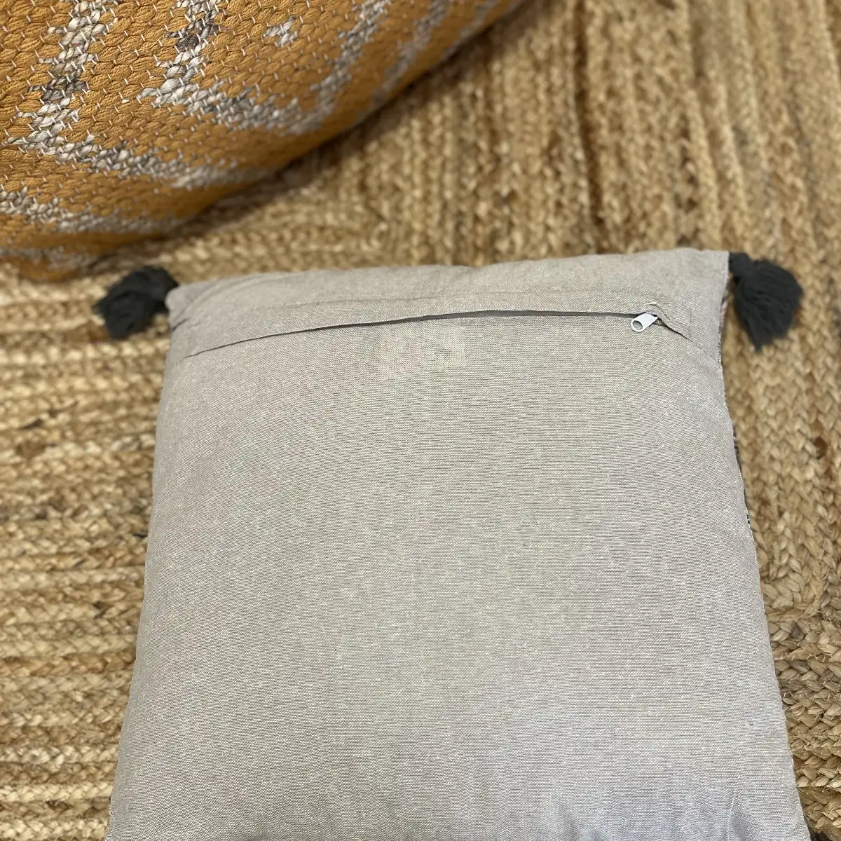 Housse de coussin à pompons