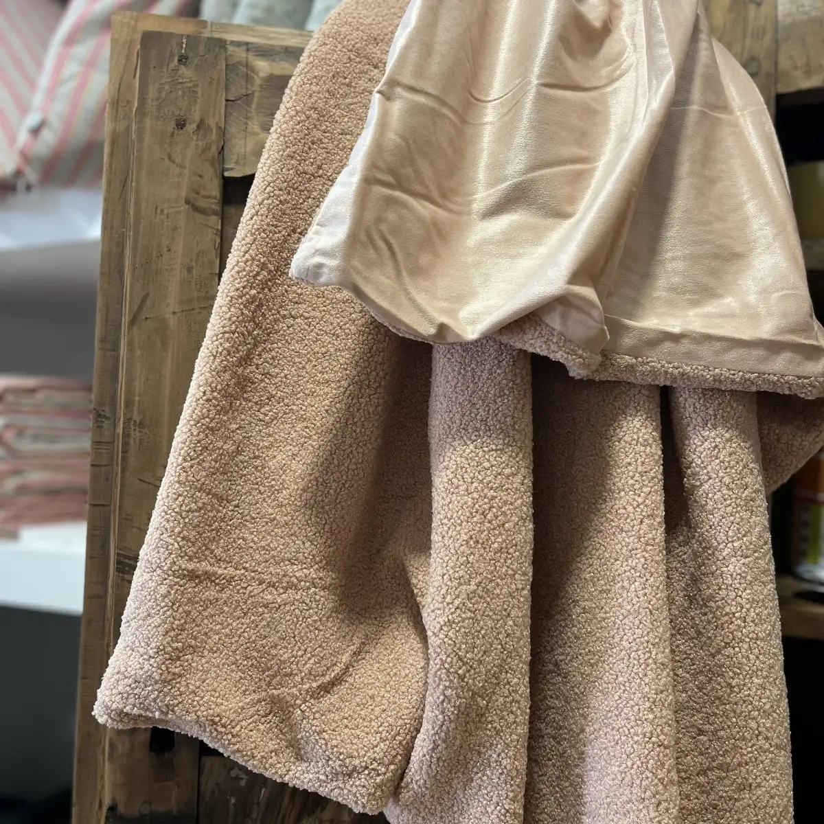 Plaid bouclette vieux rose