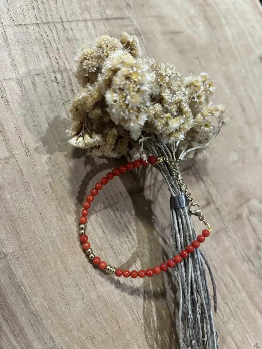 Bracelet Perles de Corail 6 Perles Dorées