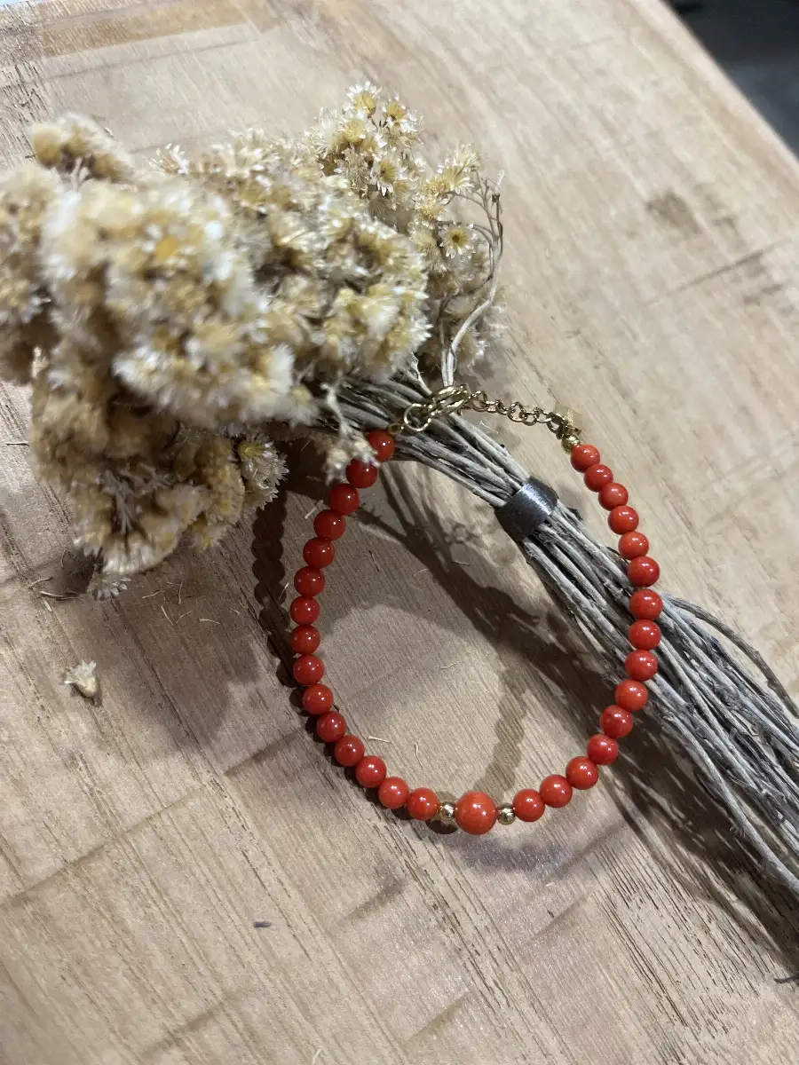 Bracelet Perles de Corail 2 perles Dorées