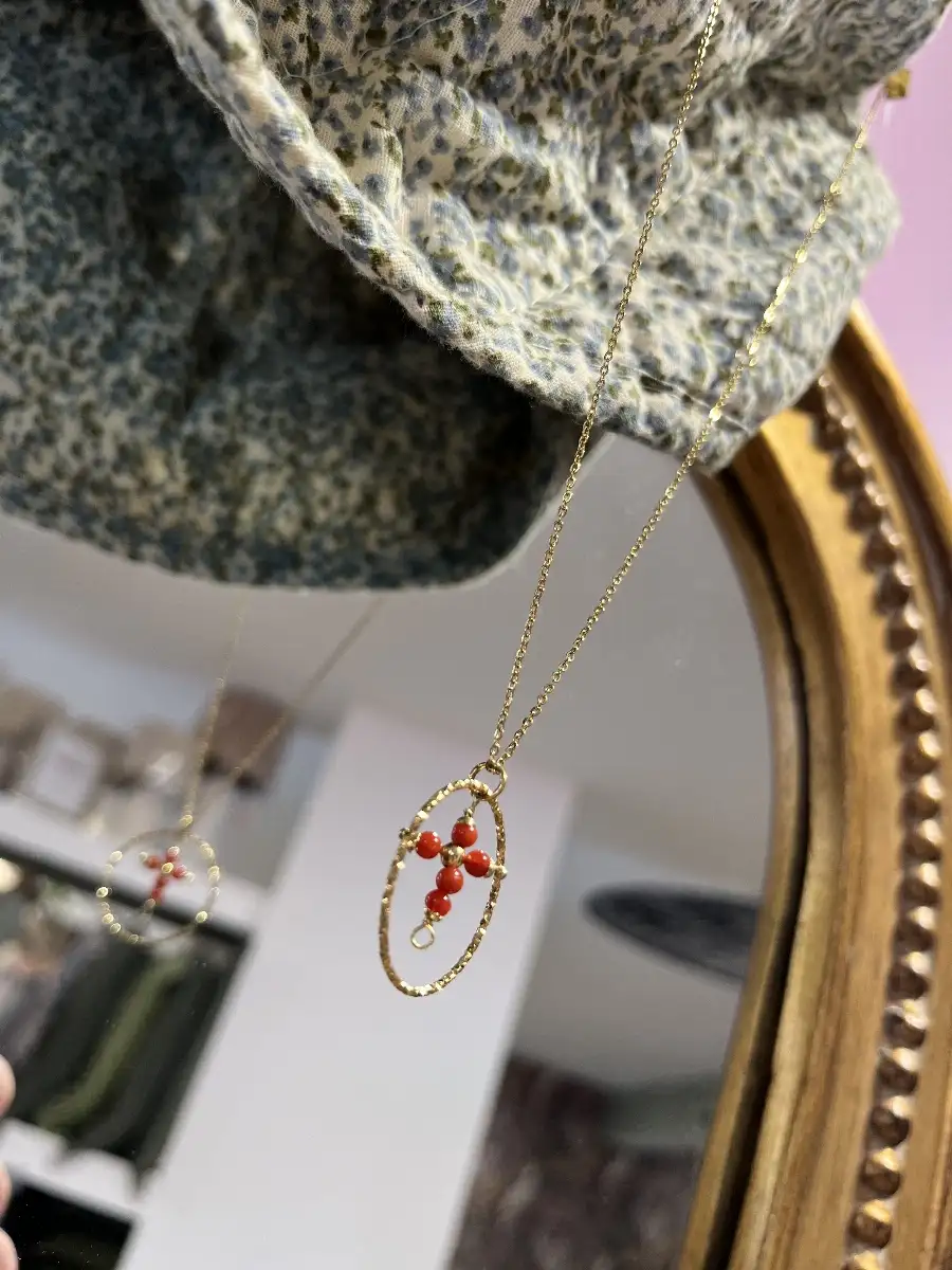 Collier Cercle doré Croix Corail