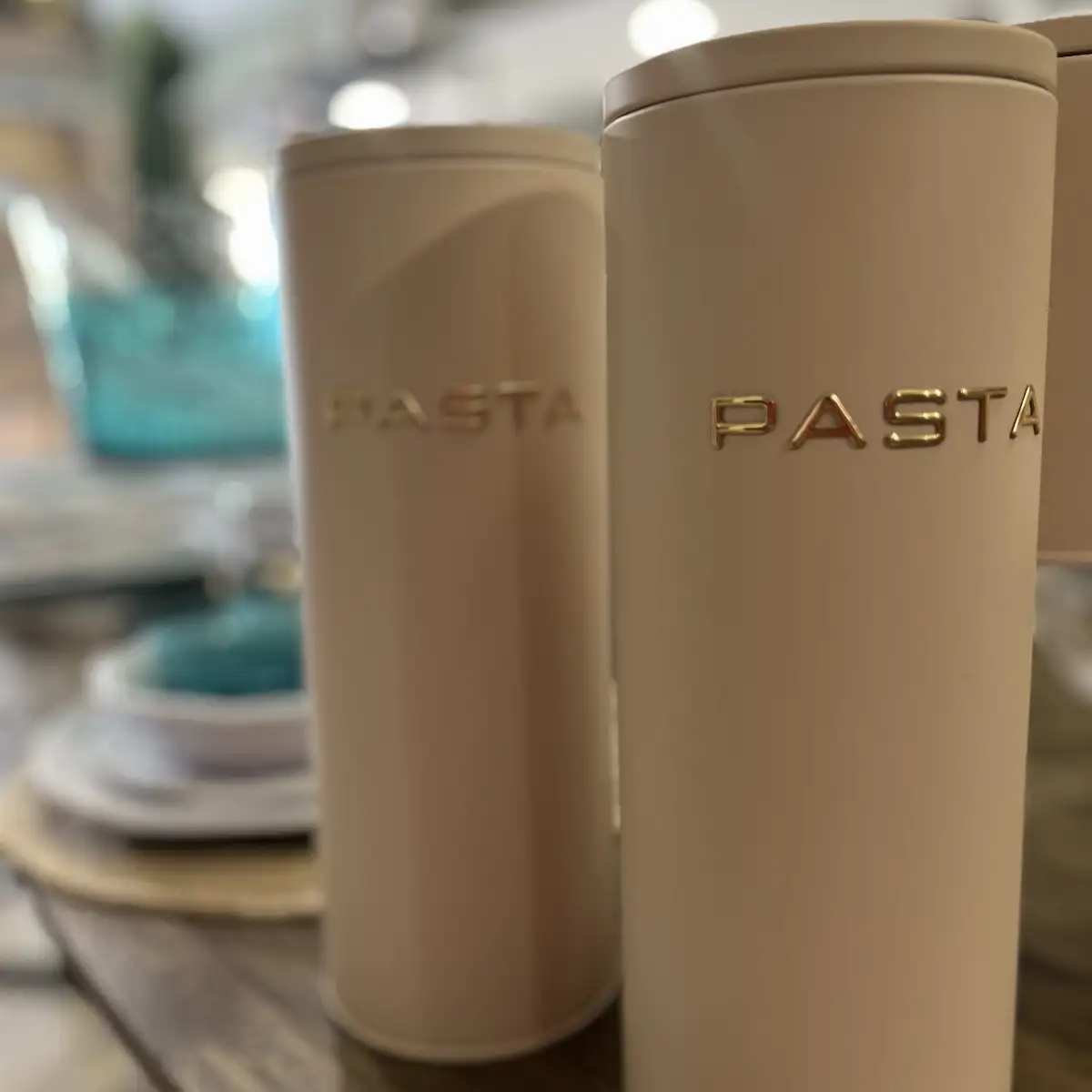 Boîte à pâtes en acier beige avec écriture dorée