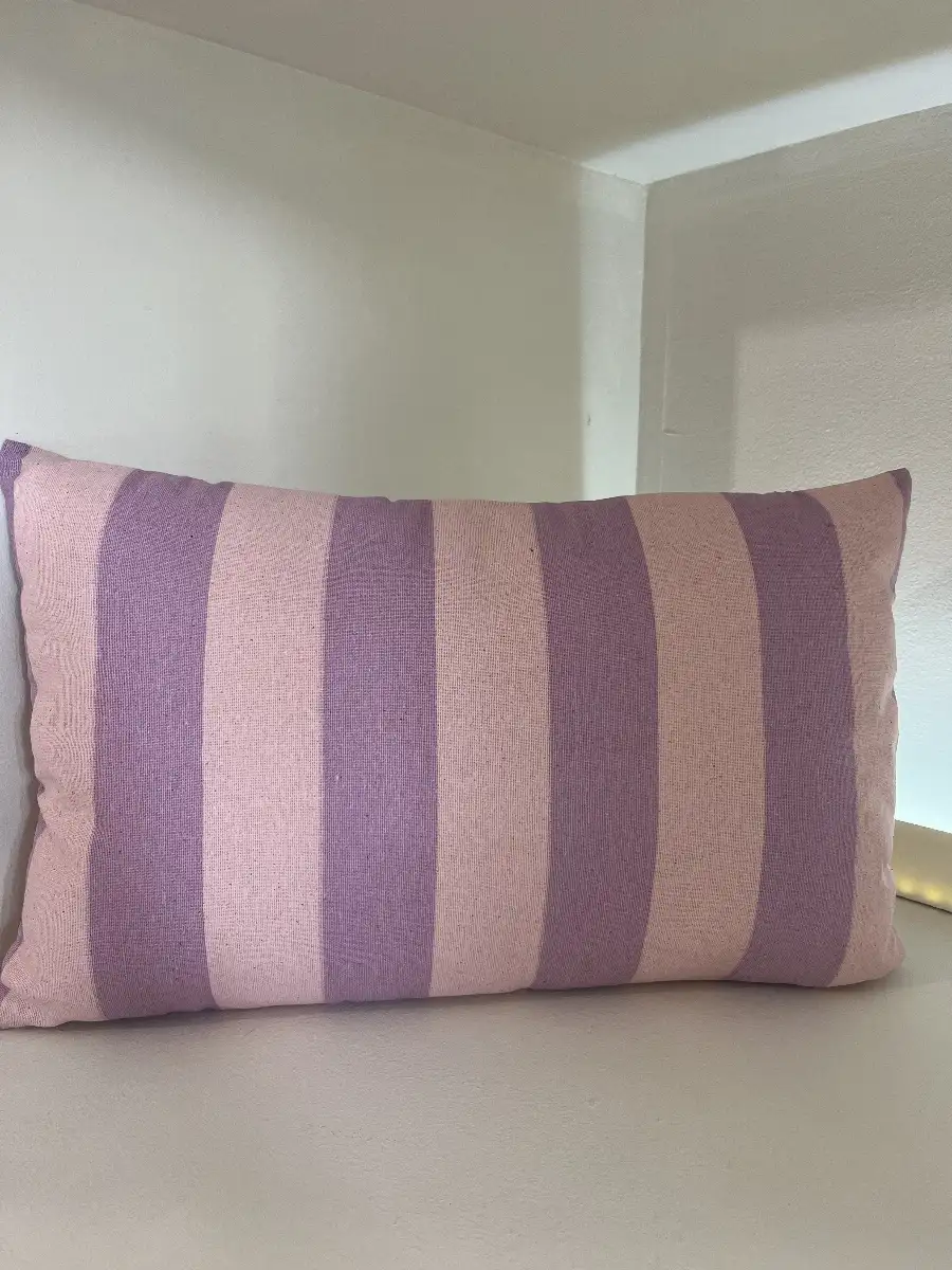 Coussin rayé parme et rose pâle