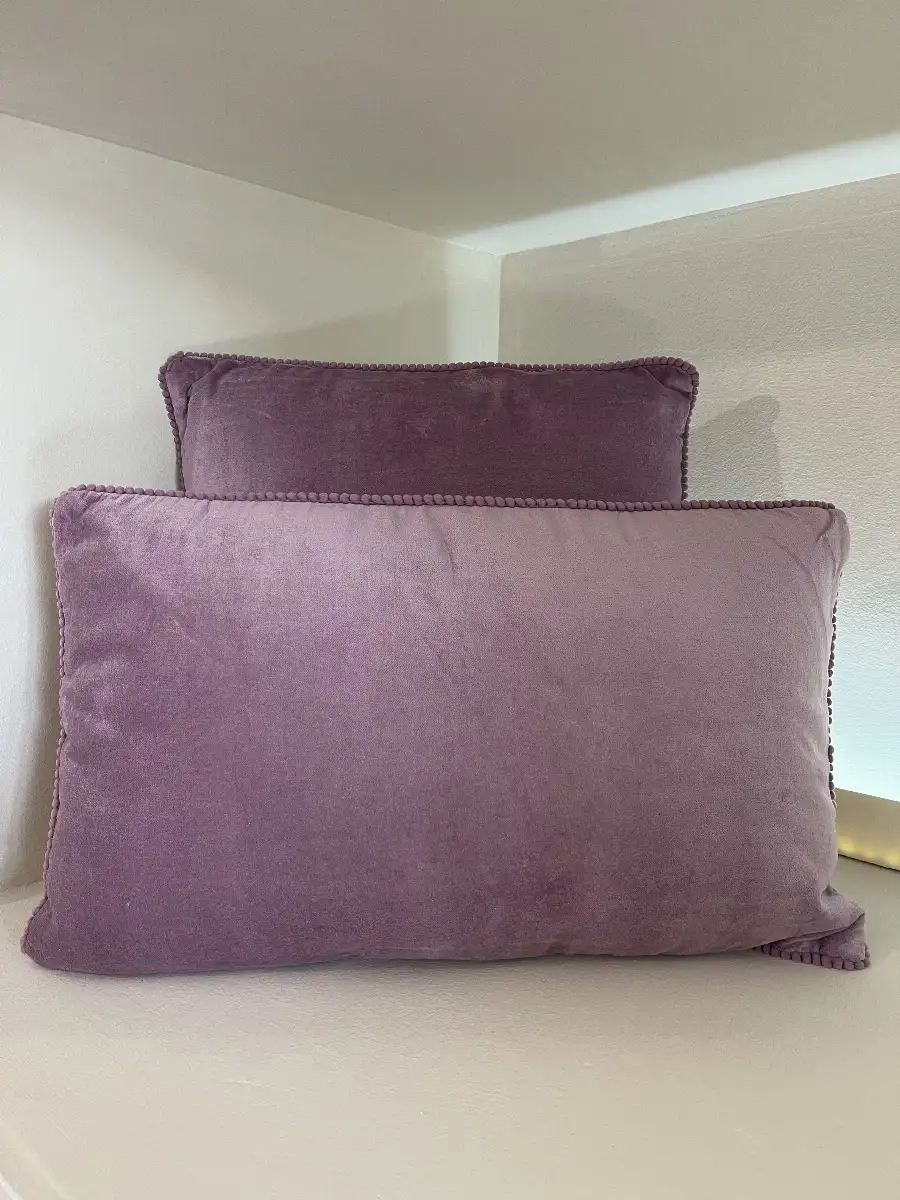 Coussin velours perlé parme