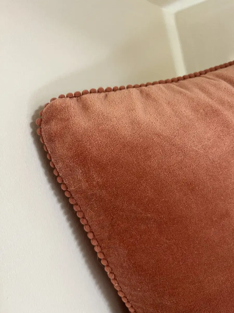 Coussin velours perlé terracotta