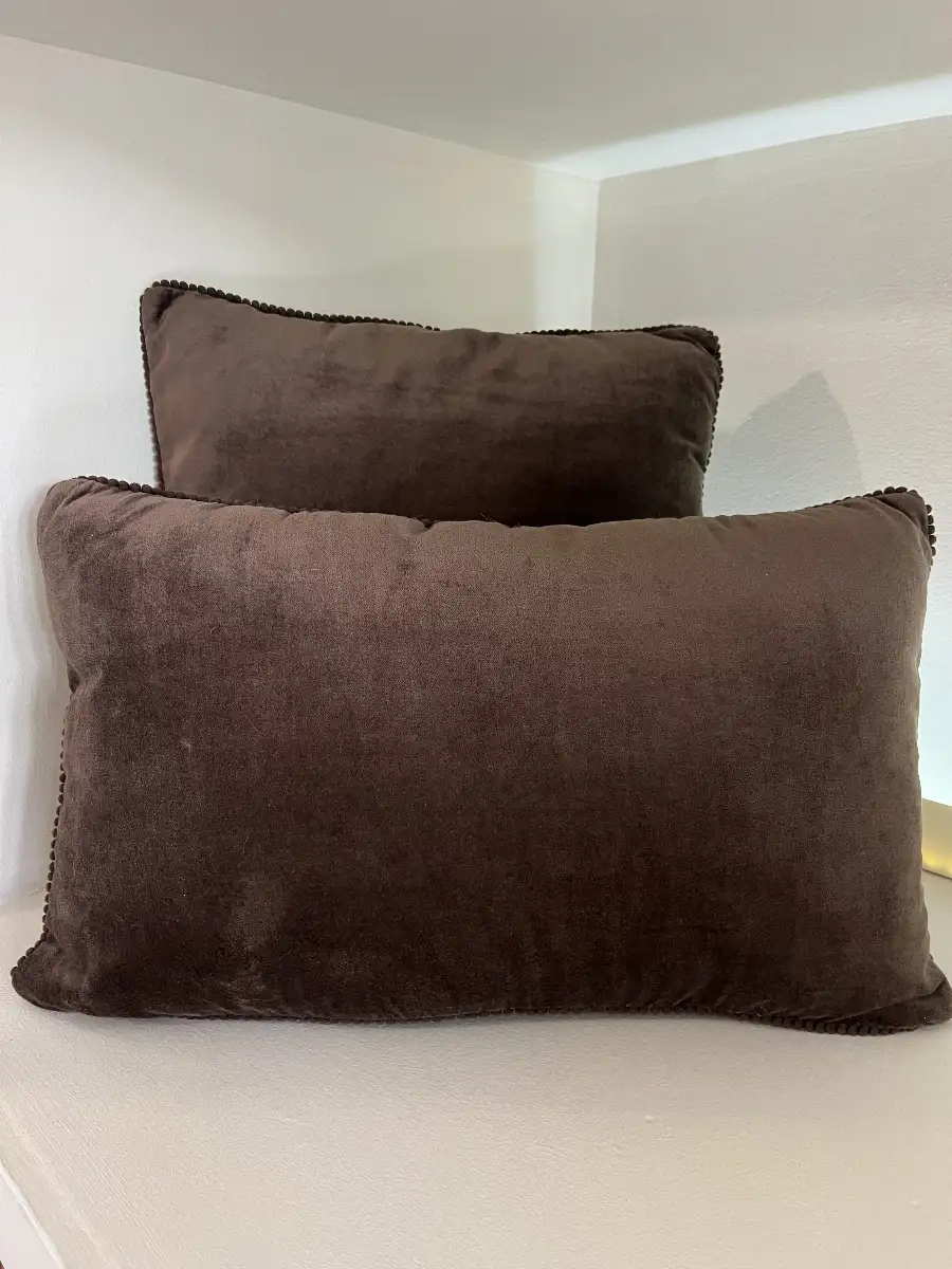 Coussin velours perlé marron