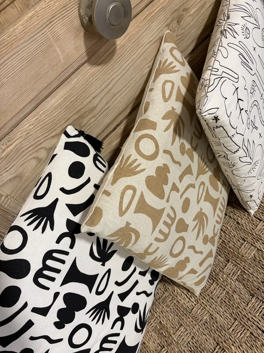 Housse Coussin Tulum 4 Pompons noirs